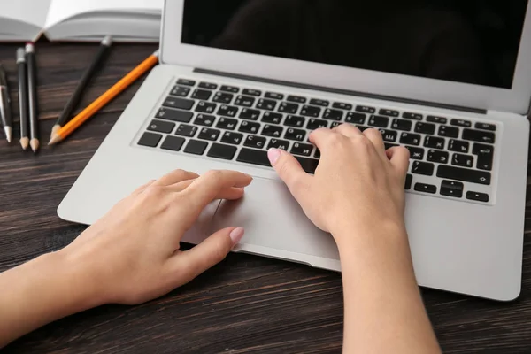 Masada, closeup modern dizüstü bilgisayar üzerinde çalışan kadın