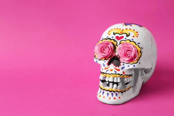 メキシコの色の背景上の死者の日の人間の頭蓋骨を描いた — ストック写真