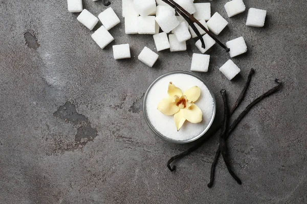 Gri arka plan üzerinde vanilya şekeri ile kompozisyon