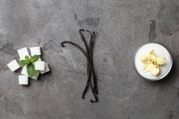 Gri arka plan üzerinde vanilya şekeri ile kompozisyon