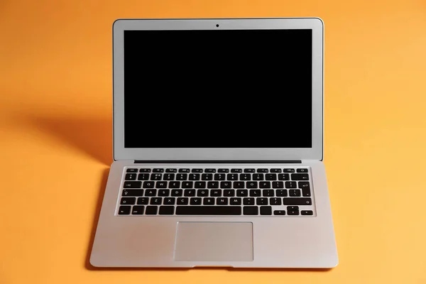 Laptop Moderno Fundo Cor — Fotografia de Stock