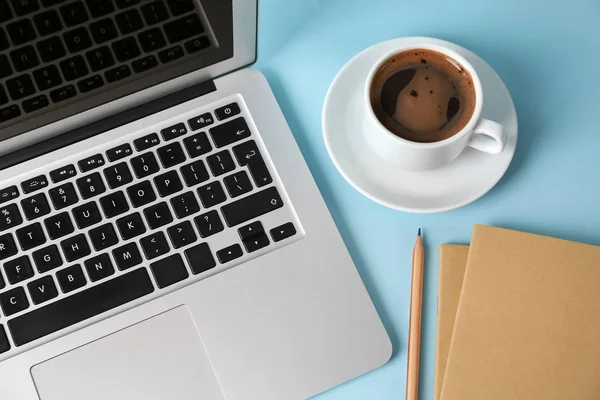 Moderner Laptop Tasse Kaffee Und Notizbuch Auf Farbigem Hintergrund — Stockfoto