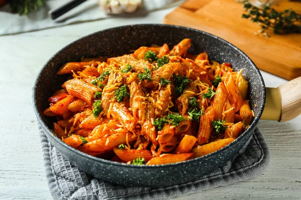 Domates sos ve peynir tavada ile lezzetli makarna