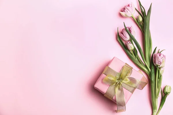 Festlig Presentbox Och Blommor Färgbakgrund — Stockfoto
