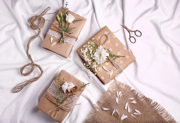 Beyaz kumaş üzerine çiçekli el yapımı hediye kutuları