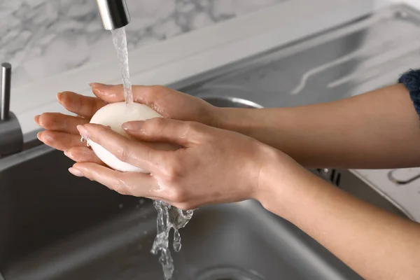 Mujer Lavándose Las Manos Con Jabón Lavabo —  Fotos de Stock