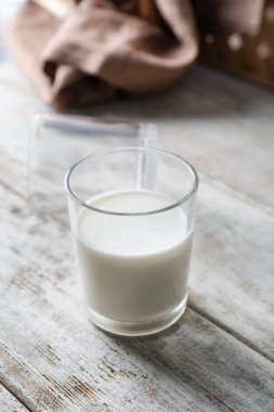 Ahşap masa üzerinde taze süt