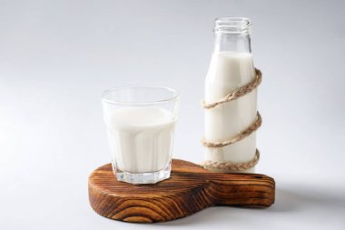 Cam ve beyaz arka plan üzerinde taze süt şişesi