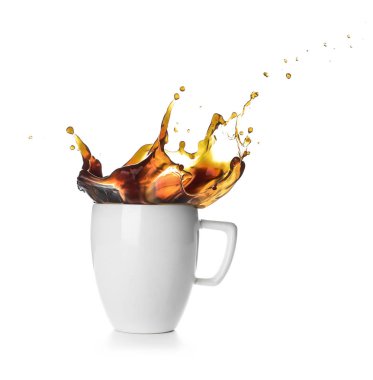 Beyaz arka planda fincanda kahve damlatıyor.