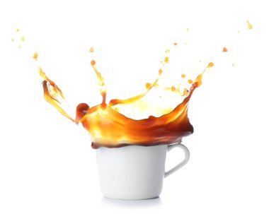 Beyaz arka planda fincanda kahve damlatıyor.