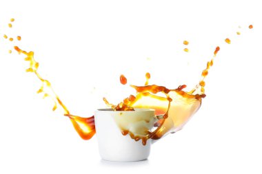 Beyaz arka planda fincanda kahve damlatıyor.