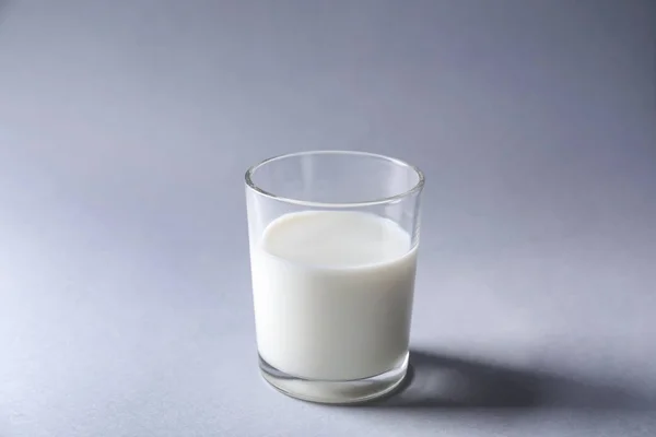 Glaasje Verse Melk Lichte Achtergrond — Stockfoto