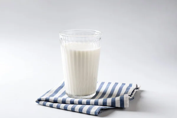 白い背景に新鮮な牛乳のガラス — ストック写真