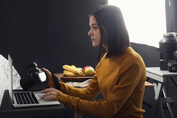 Kvinnlig Fotograf Som Arbetar Professionella Fotostudio — Stockfoto