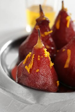 Metal çanak, tatlı kırmızı şarap lezzetli haşlanmış armut