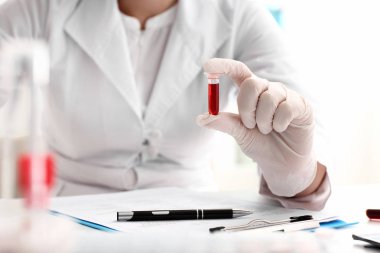 Laboratuvar kan örneğinde ile çalışan kadın