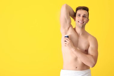 Yakışıklı delikanlı ile renk arka plan deodorant