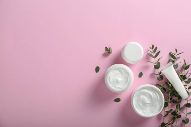 Okaliptüs dallar renk arka plan üzerinde kozmetik ürünleri