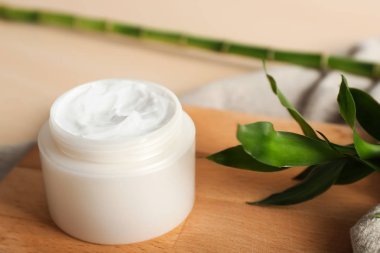 Ahşap tahta üzerinde krem kavanoz