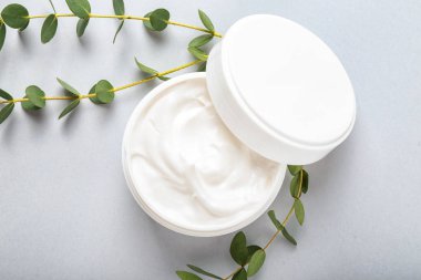 Beyaz arka plan üzerinde krem kavanoz