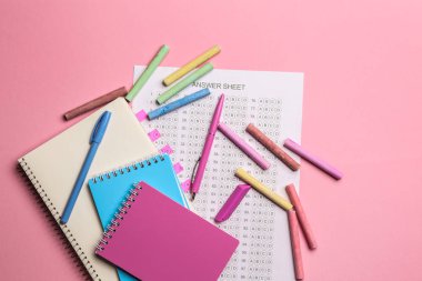 School sayfası renkli arka plan üzerinde Kırtasiye ve cevap. Sınavı için hazırlık kavramı