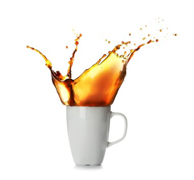 Beyaz arka planda fincanda kahve damlatıyor.