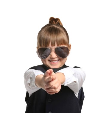 Beyaz arka plan üzerinde şirin küçük güvenlik görevlisi portresi