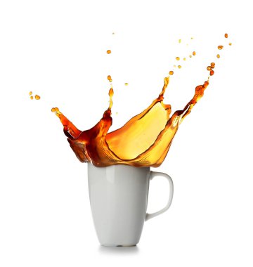 Beyaz arka planda fincanda kahve damlatıyor.