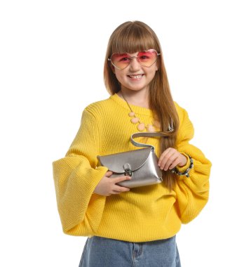 Beyaz arka plan üzerinde şirin küçük fashionista portresi