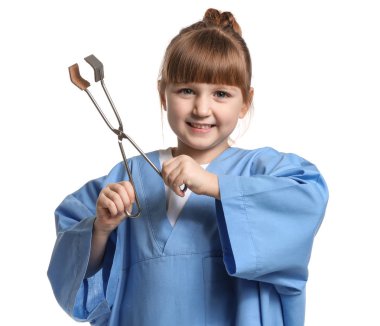 Beyaz arka plan üzerinde şirin küçük doktor portresi