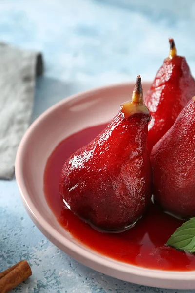 Piatto Con Deliziose Pere Camicia Vino Rosso Sul Tavolo Colore — Foto Stock