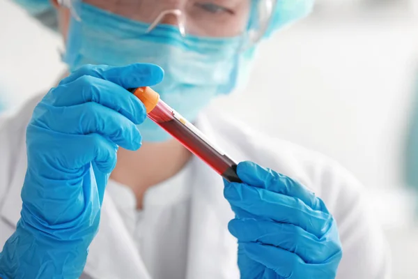 Frau Arbeitet Mit Blutprobe Labor Nahaufnahme — Stockfoto