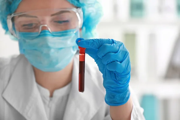 Laboratuvar Kan Örneğinde Ile Çalışan Kadın — Stok fotoğraf