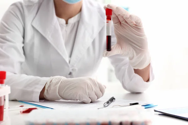 Mujer Que Trabaja Con Muestra Sangre Laboratorio — Foto de Stock