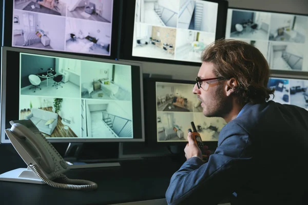 Guardia Sicurezza Controlla Moderne Telecamere Circuito Chiuso Nella Sala Sorveglianza — Foto Stock