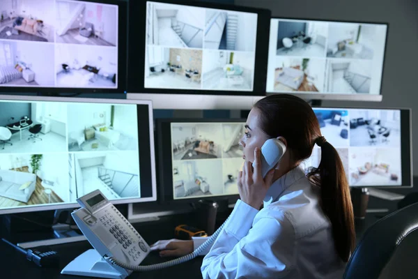 Guardia Sicurezza Controlla Moderne Telecamere Circuito Chiuso Nella Sala Sorveglianza — Foto Stock