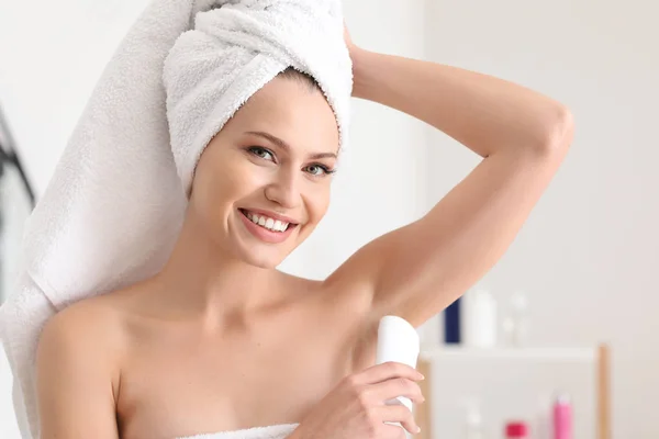 Belle Jeune Femme Avec Déodorant Dans Salle Bain — Photo