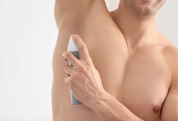 Stilig Ung Man Med Deodorant Badrum Närbild — Stockfoto