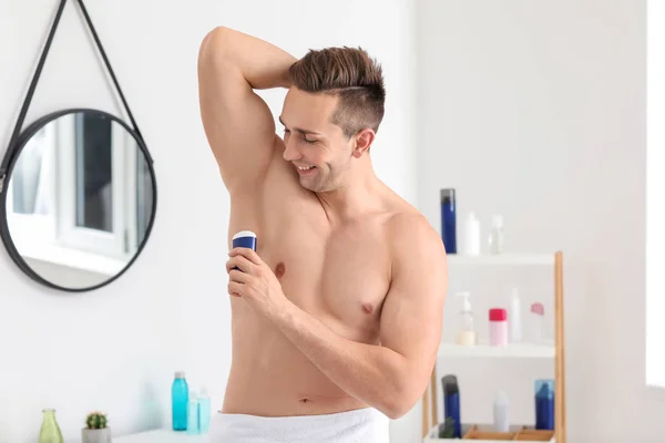 Pohledný Mladý Muž Deodorant Koupelně — Stock fotografie