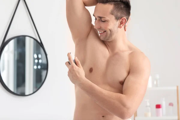 Przystojny Młody Człowiek Dezodorant Łazience — Zdjęcie stockowe