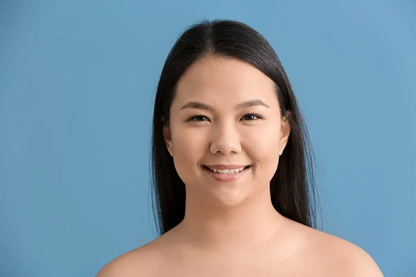 背景色には 皮膚をオフと若いアジア女性のポートレート — ストック写真
