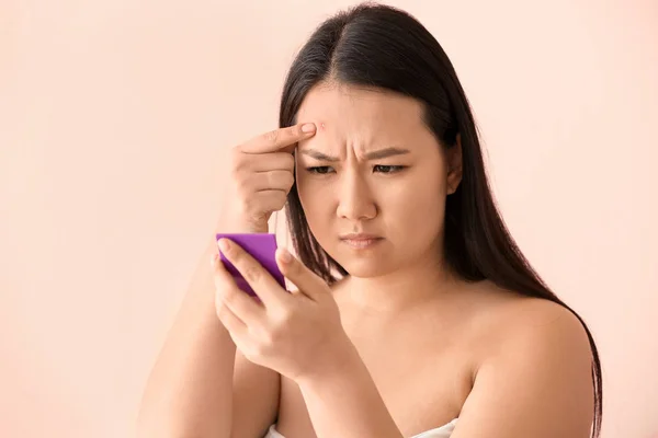 Retrato Mujer Asiática Joven Con Problemas Acné Mirando Espejo Fondo —  Fotos de Stock