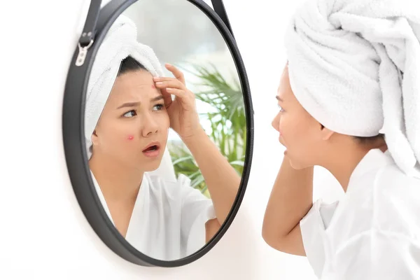 Retrato Mujer Asiática Joven Con Problemas Acné Mirando Espejo — Foto de Stock