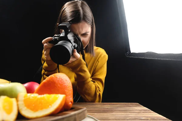 Ung Kvinna Tar Bild Välsmakande Frukter Professionell Fotostudio — Stockfoto