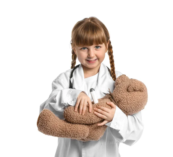 Porträt Des Niedlichen Kleinen Arztes Mit Teddybär Auf Weißem Hintergrund — Stockfoto