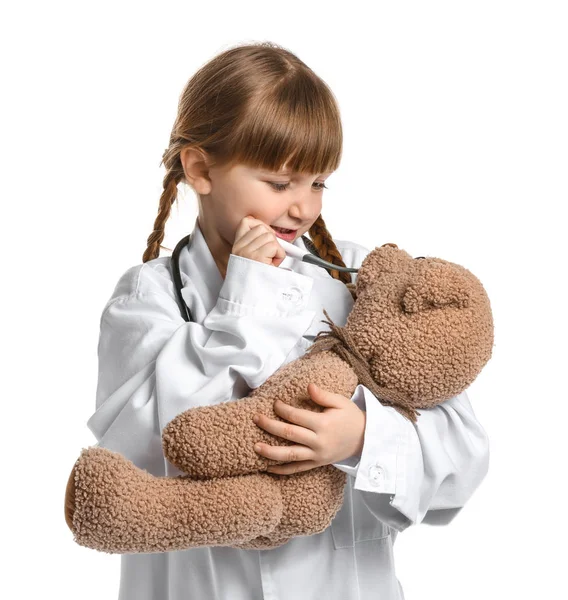 可爱的小医生的肖像与泰迪熊在白色背景 — 图库照片