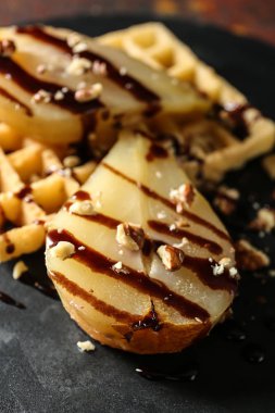 Tatlı waffle ve şurubu masada lezzetli haşlanmış armut