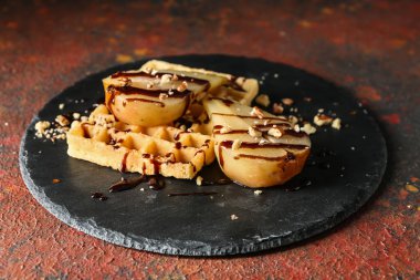 Tatlı waffle ve şurubu masada lezzetli haşlanmış armut