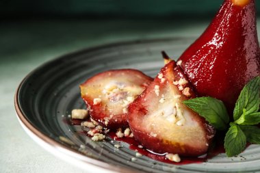 Plaka, closeup üzerinde kırmızı şarap tatlı armut komposto