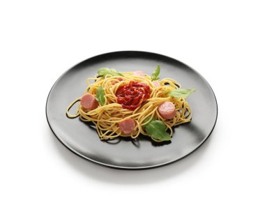 Lezzetli makarna ile plaka, ketçap ve sosis haşlama beyaz arka plan üzerinde kesmek